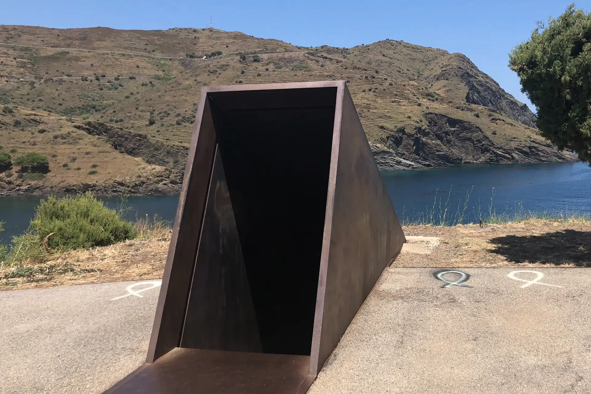 Walter Benjamin Memorial in Portbou, Frankreich.