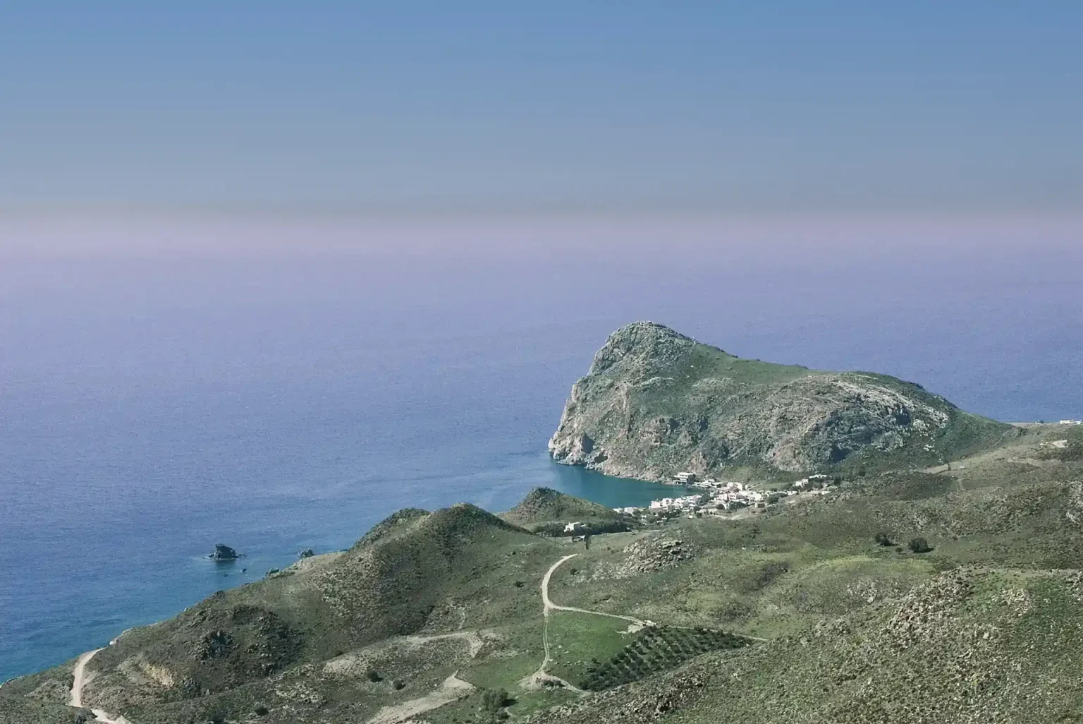 Blick auf das malerische am Meer gelegene Dorf Lentas an der Südküste Kretas.