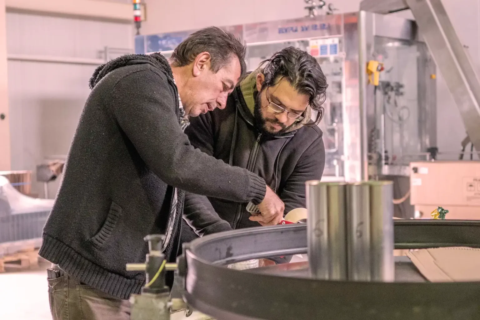 Manoli Melabianakis mit Mitarbeiter in der Olivenölmühle in Plora, Kreat