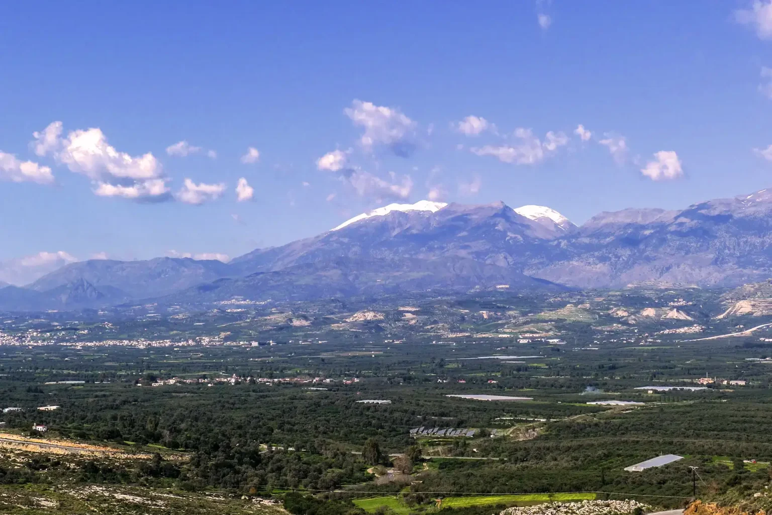 Die Messara-Ebene auf Kreta mit schneebedeckten Bergen im Hintergrund.