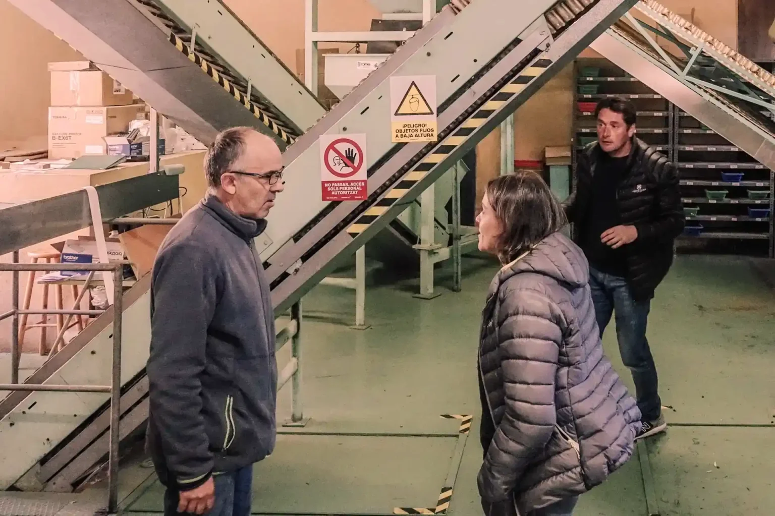 Tina Ottmann im Gespräch mit dem Ölmüller der Cooperative in Cabaces.