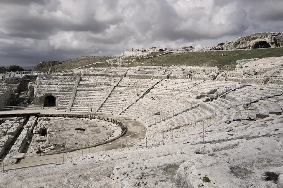 Antikes Amphitheater in dessen Geschichte auch Olivenöl schön eine wichtige Rolle spielte.