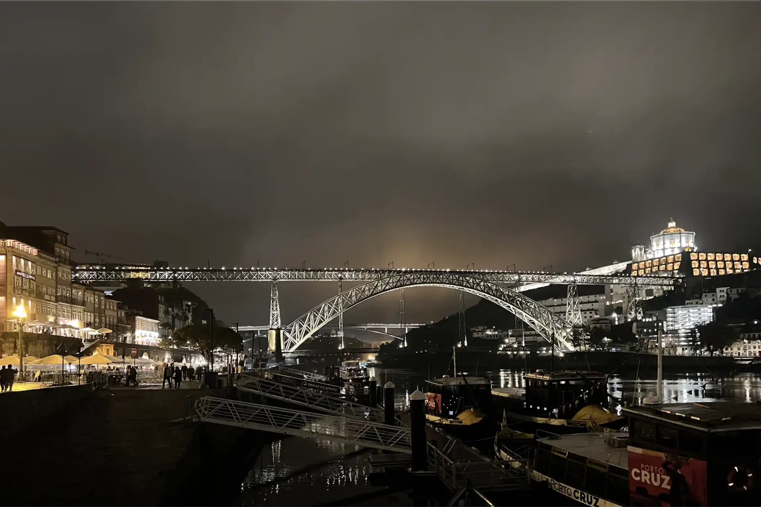 Die portugiesische Stadt Porto mit Brücke bei Nacht.