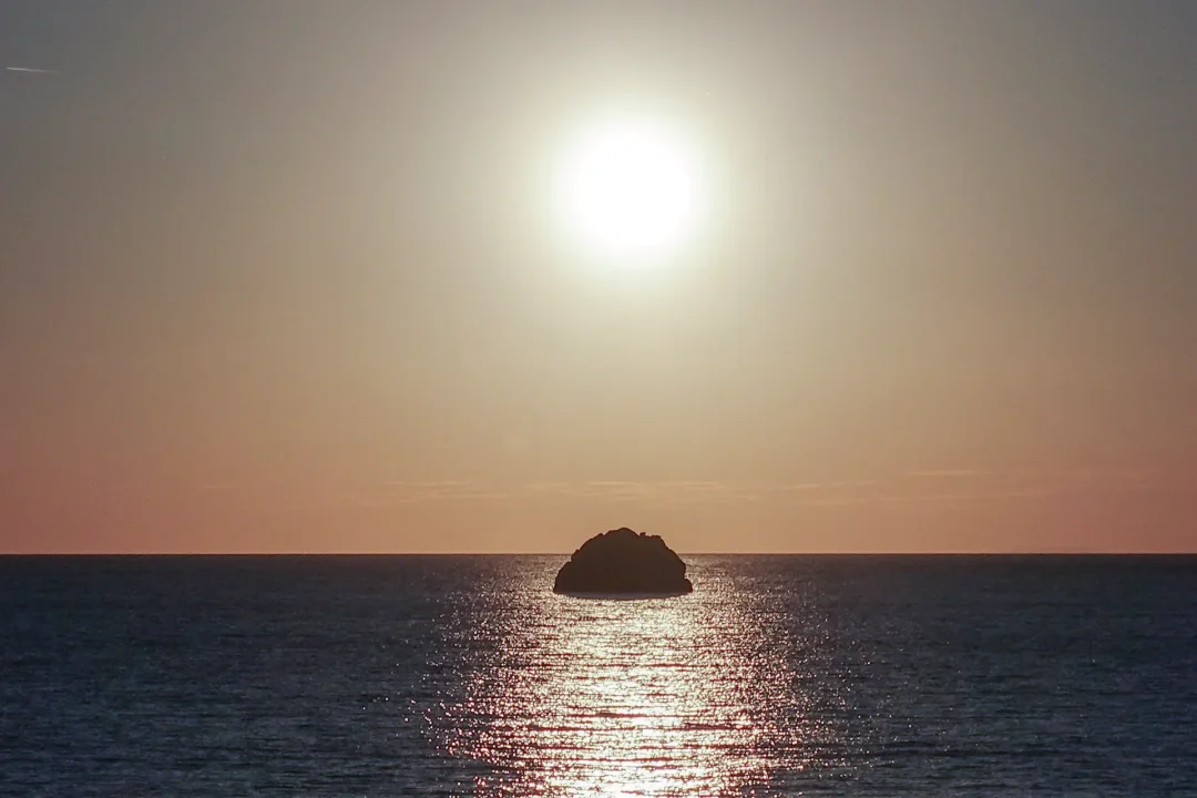 Die Kraft der Sonne. Sonntenuntergang über dem Meer.