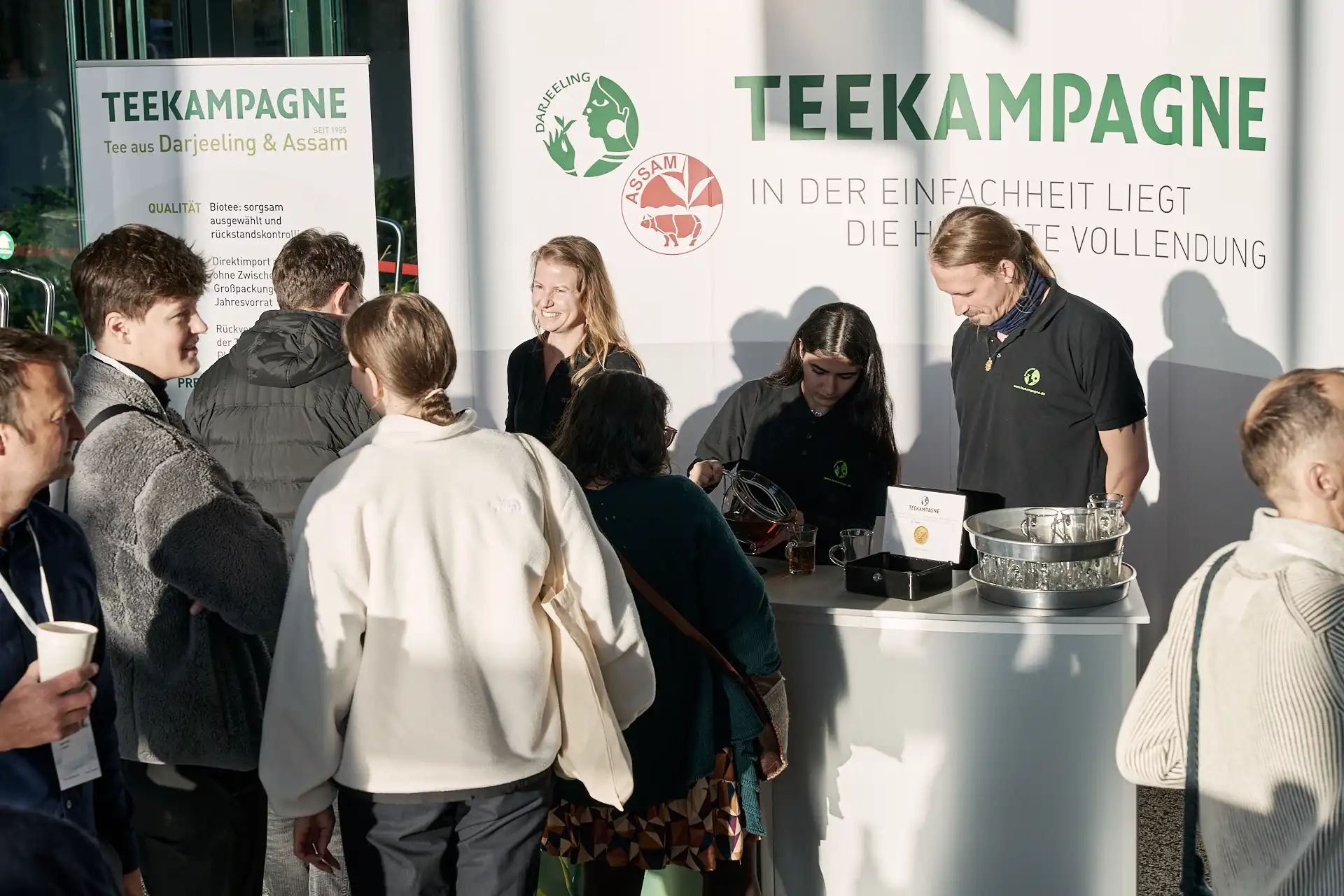 Menschen vor dem Stand der Teekampagne