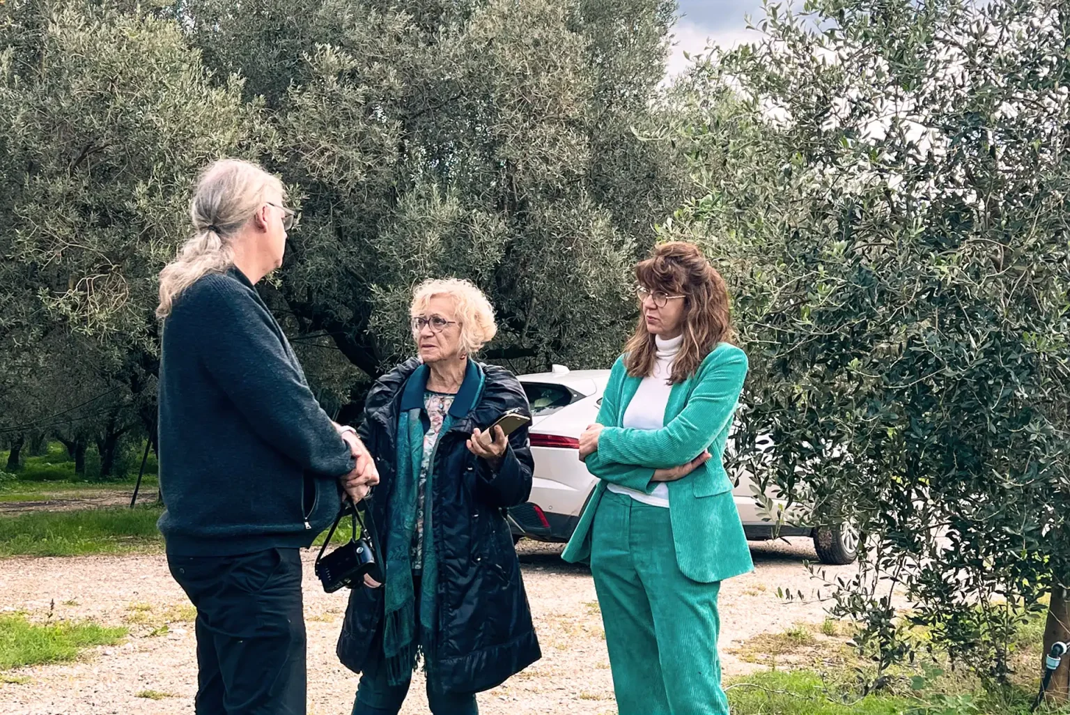 Thomas Fuhlrott im Gespräch mit Maria Provenza und der Dolmetscherin Gabriella Cavalucci beim Kauf von Olivenöl.