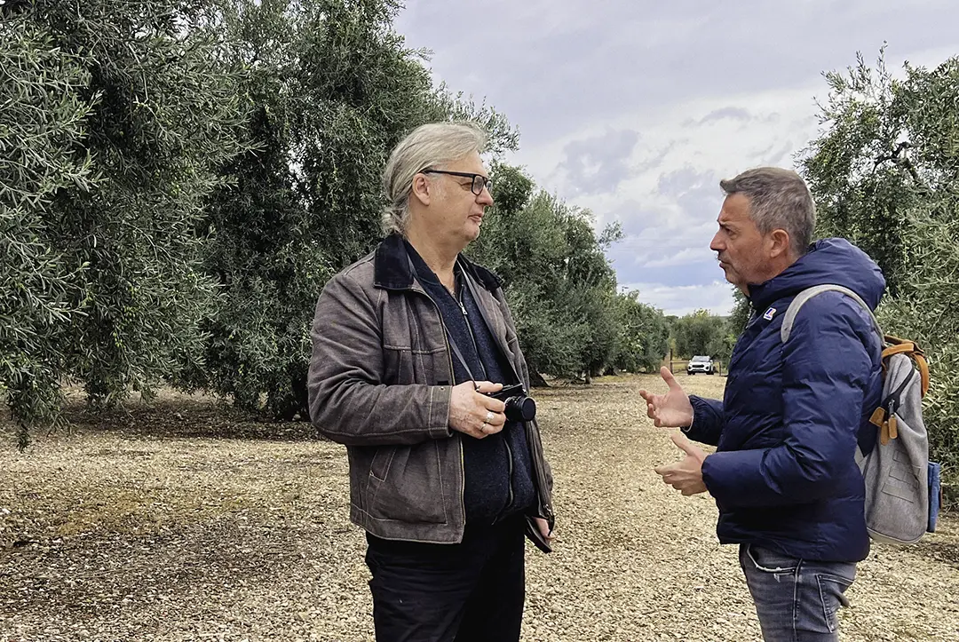 Thomas Fuhlrott im Gespräch mit Maurizio Cortese auf einem Olivenhain in Apulien.