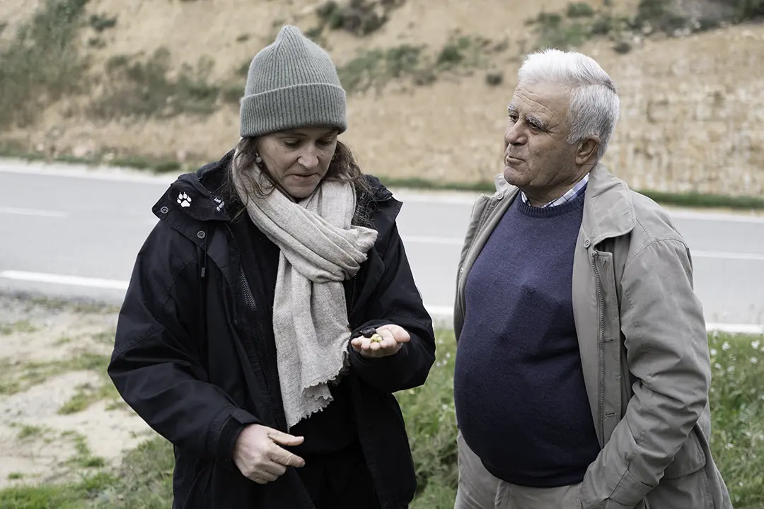 Tina Ottmann von zait im Gespräch mit dem Vorsitzenden der Cooperative in Cabacés.