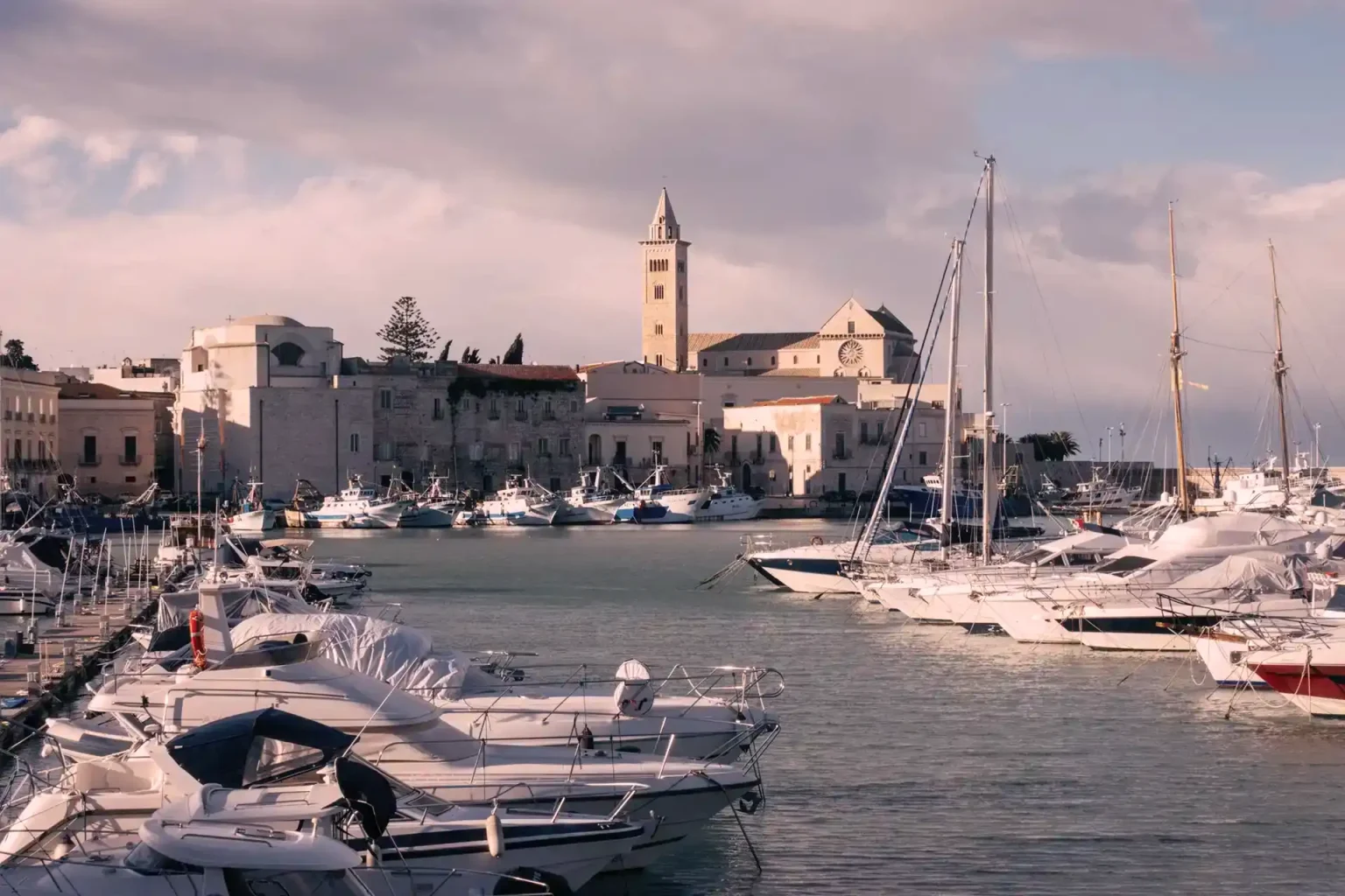 Der Hafen von Trani mit der Kathedrale im Hintergrund, Aulien, Italien.