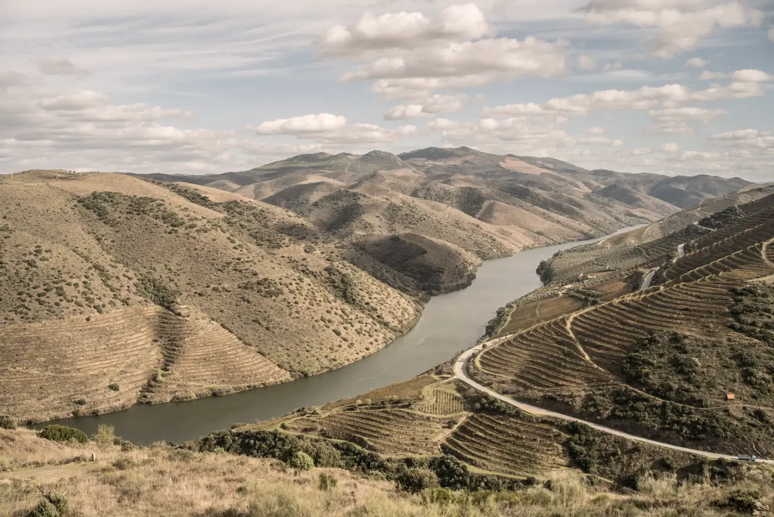 Landschaft durch die sich ein Fluss zieht im Trás-os-Montes, Portugal.